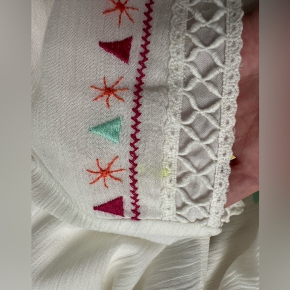 Jun & Ivy Short Sleeve V-Neck‎ Embroidered Romper Size Large - Picture 6 of 7